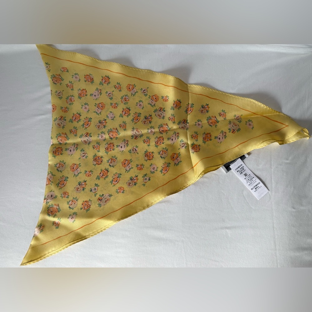 Coach Yellow Floral Tea Rose Print Silk Diamond Scarf CQ722 - Picture 4 of 4